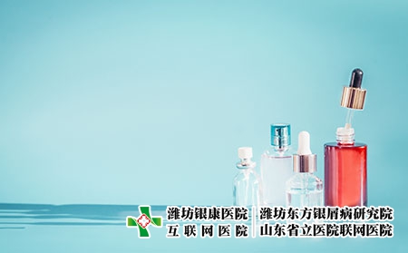 攝圖網_300135473_化妝品瓶產品與液體,吸管藍色背景,正視圖精華,爽膚水提取血清桌子上,正視圖美容現代護膚理念與（企業商用）