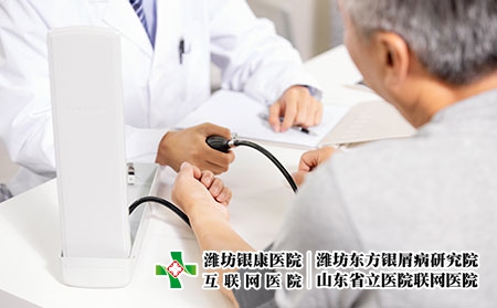 攝圖網_501359711_醫生給病人看病（企業商用）