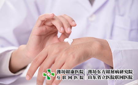 攝圖網(wǎng)_300875203_醫(yī)生涂手霜（企業(yè)商用）