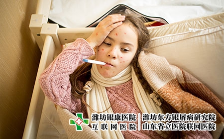 攝圖網_304086247_躺在床上和測量溫度的天花患病女孩肖像（企業商用）