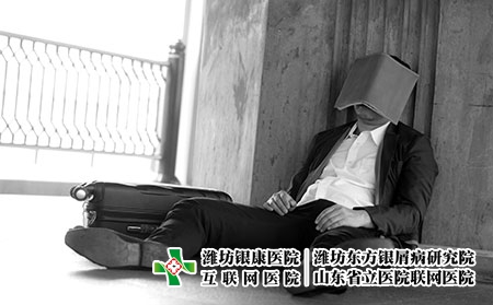攝圖網_307150901_坐在戶外親近地看書精神緊張的亞洲商人破產了（企業商用）